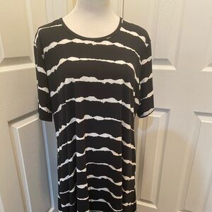 Tshirt style knee length black and white dress with slash pockets 3xl